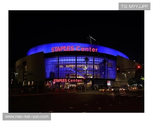 湖人主场装配全球首个“体感灯光系统”，可随比分变化，湖人主场灯光暗